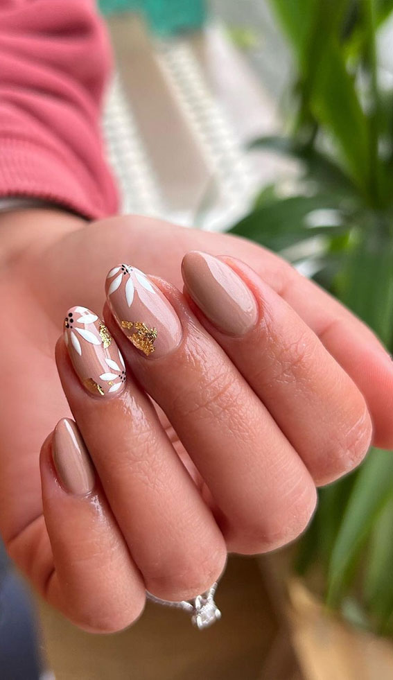 Your Nails Deserve These Floral Designs : Gold Foil + White Flower Nude Nails