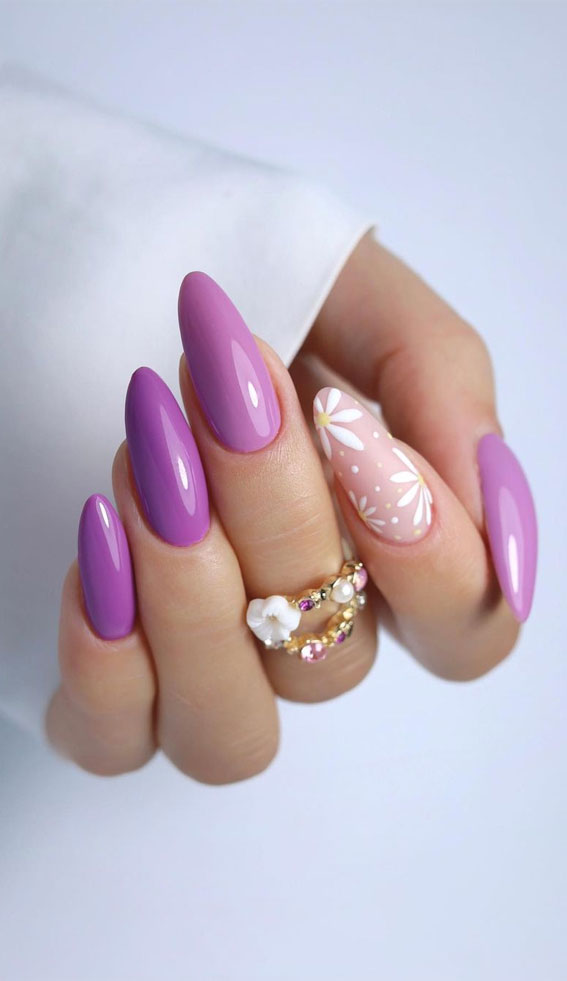 Your Nails Deserve These Floral Designs : Daisy & Lilac Nails