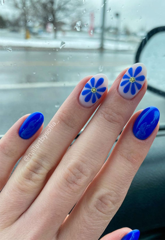 Your Nails Deserve These Floral Designs : Smiley Flower Nails