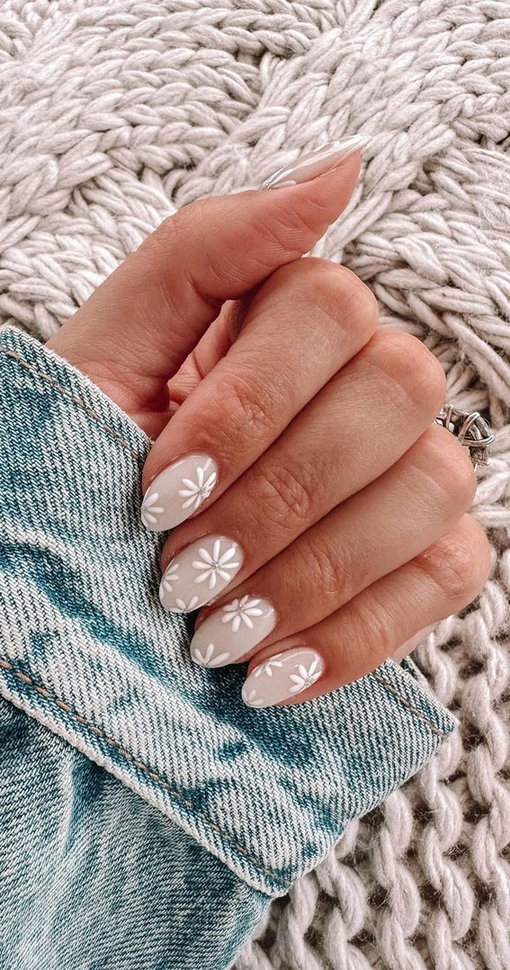 Your Nails Deserve These Floral Designs : Daisy Nude Oval Nails