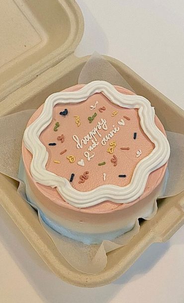 50+Cute Minimalist Buttercream Cakes : Ombre Blue and Peach Cake
