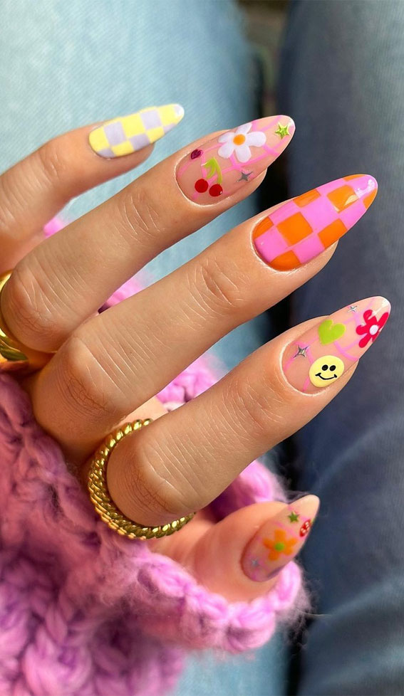 35 Aesthetic Retro Nail Designs For A Spring Mani : Colourful Flower & Checkerboard