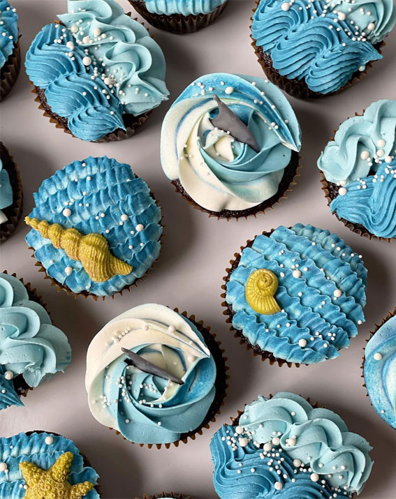 42 Heavenly Delights A Collection of Gourmet Cupcakes : Little wave, shark fin & squiggle cupcakes