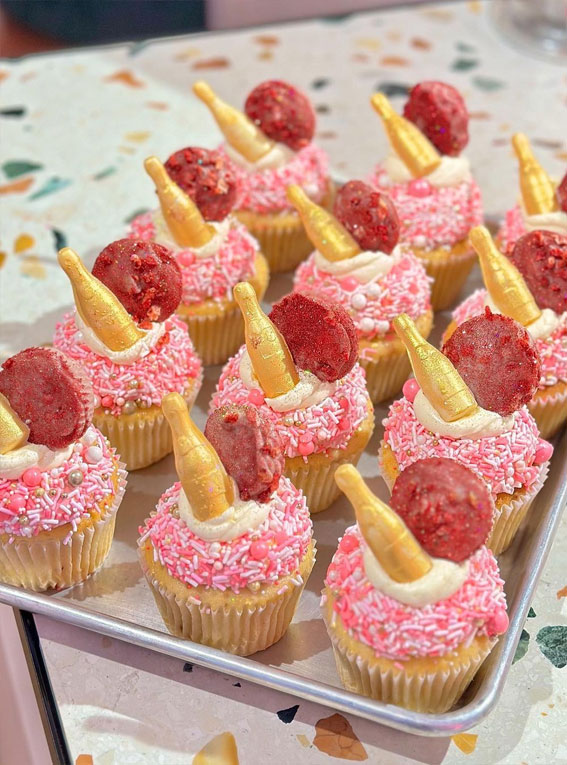 42 Heavenly Delights A Collection of Gourmet Cupcakes : Strawberry Prosecco Cupcakes