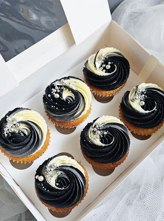 42 Heavenly Delights A Collection of Gourmet Cupcakes : Ombre Black & White Cupcakes