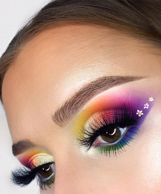 25 Exotic Makeup Looks for a Summer Escape : Tropical Sunset Hue + Flowers