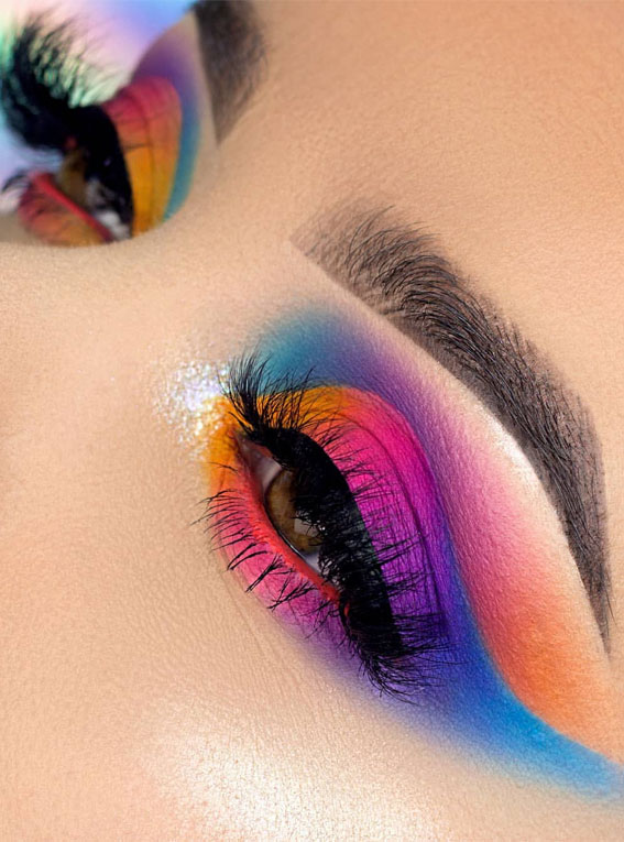 25 Exotic Makeup Looks for a Summer Escape : Blue & Pink Eyeshadow Makeup Look