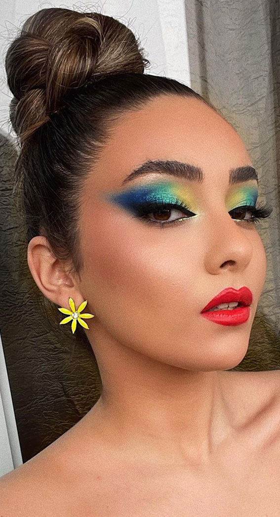 25 Exotic Makeup Looks for a Summer Escape : Tropical Ocean Inspired Makeup Look
