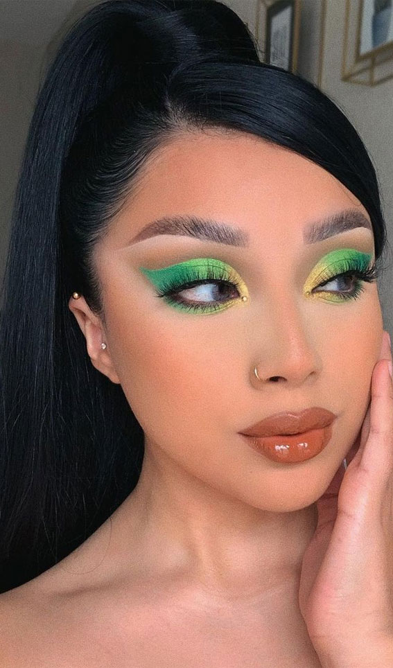 25 Exotic Makeup Looks for a Summer Escape : Green & Yellow Tropical Eyeshadow Look