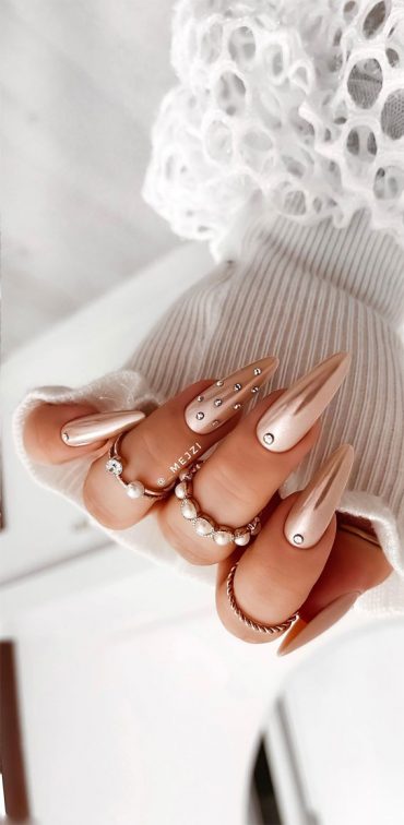 27 Glamorous, Soft, and Subtle Autumn Nail Designs : Ombre Nude Chrome ...