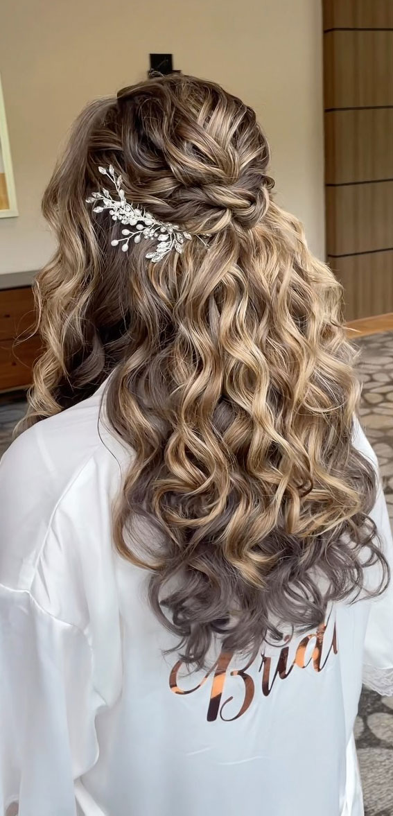 Half-Up, Half-Down Wedding Hairstyles that’re Chic and Versatile : Relaxed Half Up Half Down