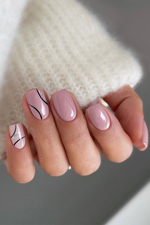40 Expressive Fall Nail Art Designs to Flaunt : Soft Mauve Nails with Black Fine Lines