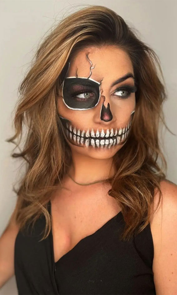 40+ Spooky Halloween Makeup Transformation Ideas : Skull with a Bold Eye