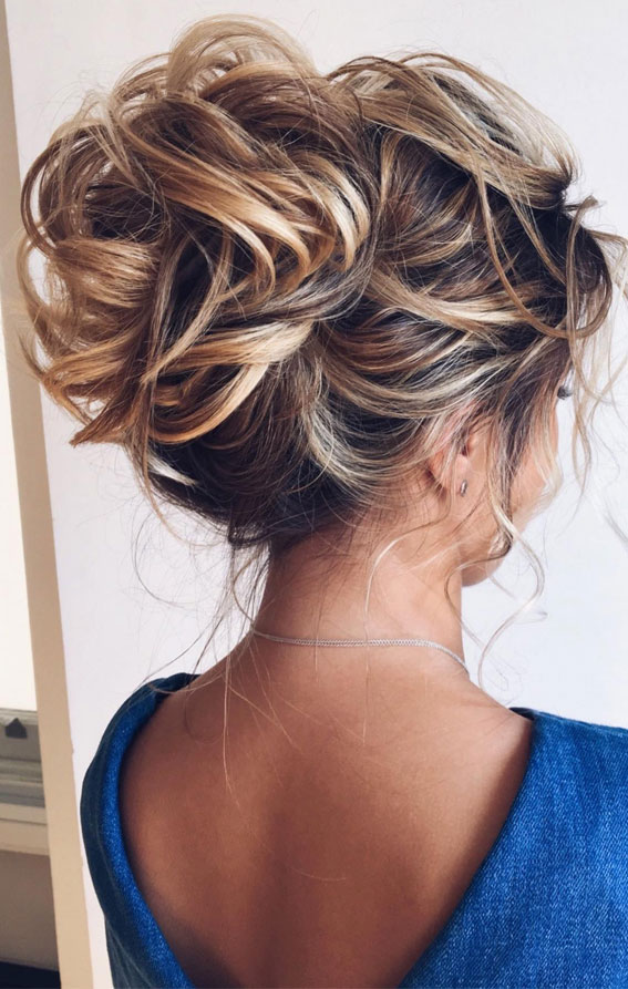 Chic Updos To Elevate Your Hair Game : Textured Messy Updo