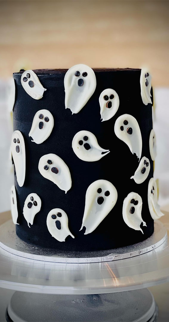Halloween Cake Ideas for a Frighteningly Delicious Celebration : Monochromatic Halloween Cake