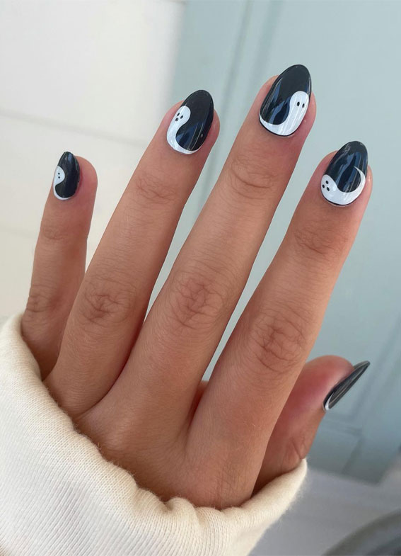 Dazzling Halloween Nails that Turn Heads : Swooshy Ghost Black Nails