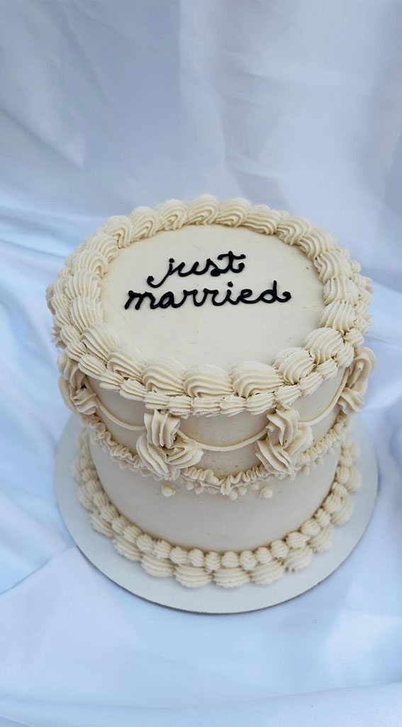 Charming Just Married Cake Ideas with Buttercream Frosting : Embracing vintage vibes