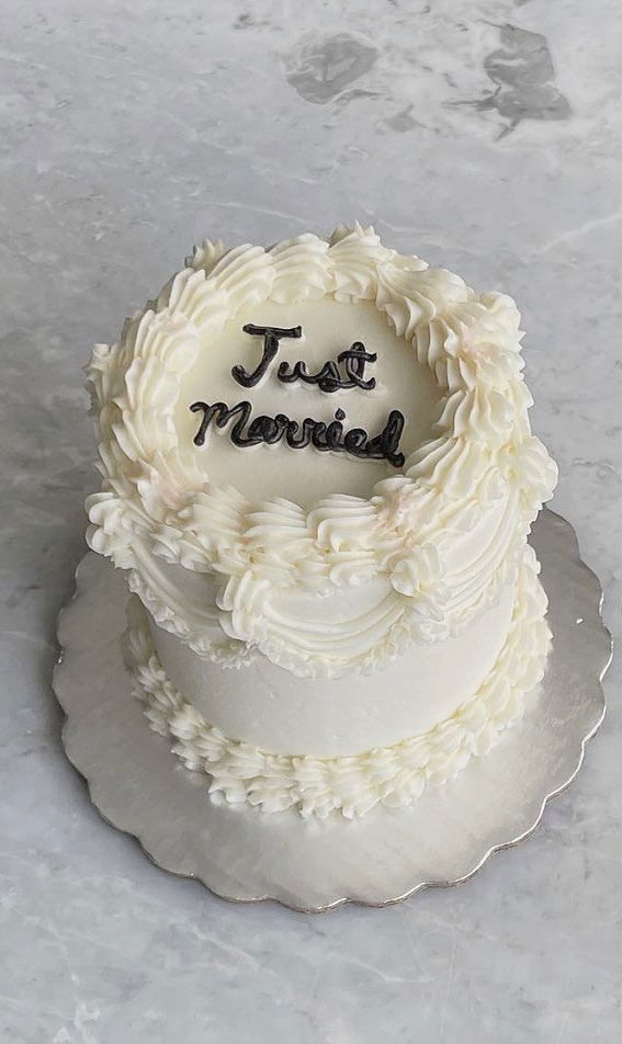 Charming Just Married Cake Ideas with Buttercream Frosting : Mini vanilla cake
