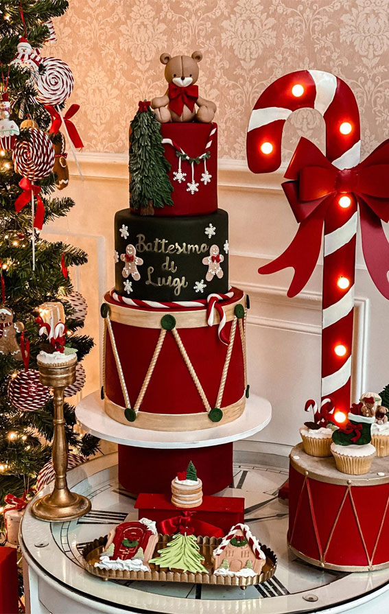 40 Frosty and Festive Christmas Cake Inspirations : Festive Green & Red + Christmas Tree Delight