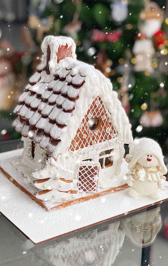 40 Frosty And Festive Christmas Cake Inspirations : Snowy Ginger House Cake