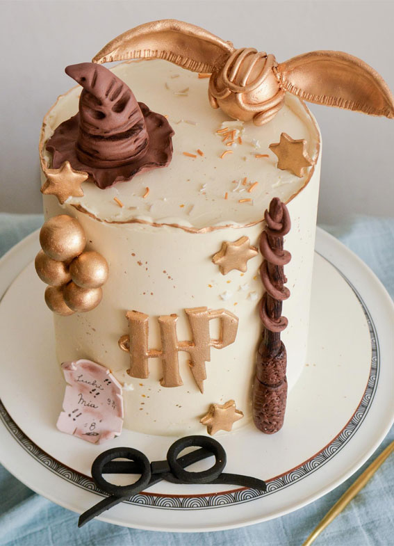 52 Enchanting Harry Potter Cake Ideas For Wizards And Witches : Simple Cake with Gold Trim