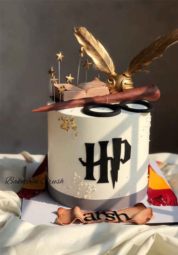 52 Enchanting Harry Potter Cake Ideas For Wizards And Witches : Golden Snitch, Harry’s Scarf Birthday Cake