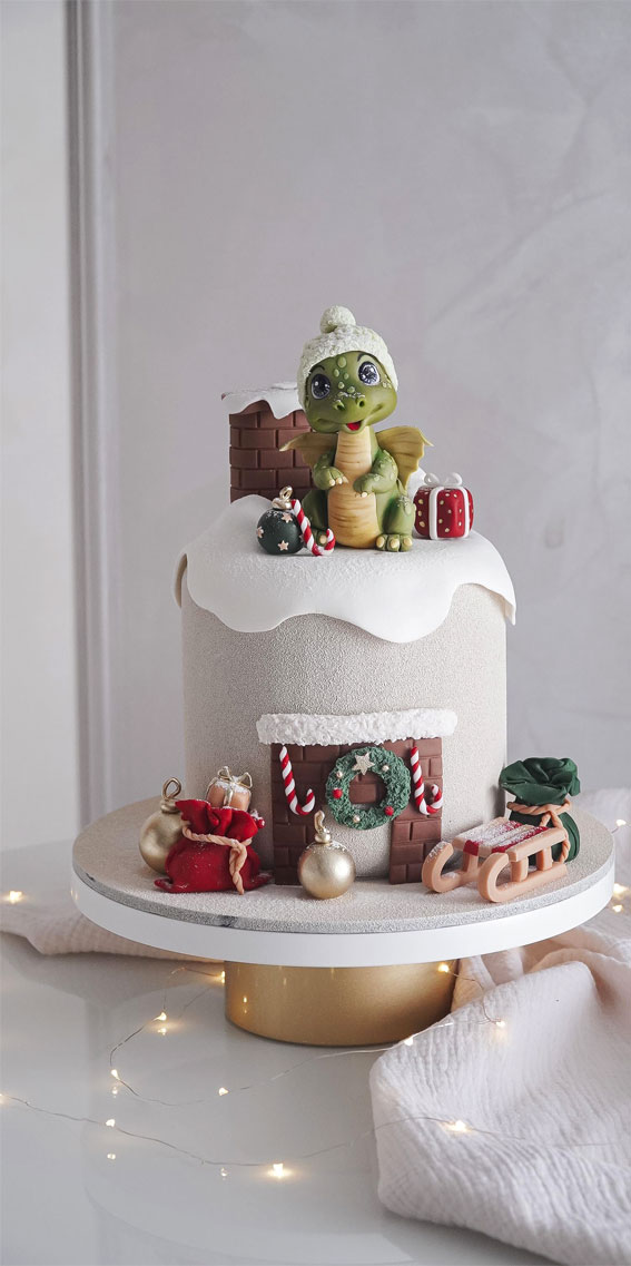 Festive Christmas Cake Delights to Sweeten Your Season : Round House Cake with Festive Friends