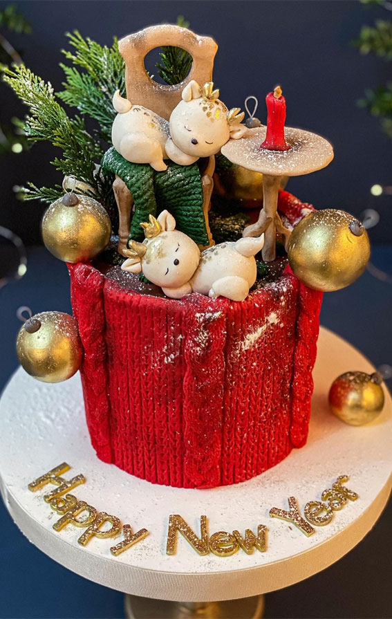 Festive Christmas Cake Delights to Sweeten Your Season : Red Sweater Cake for New Year Celebration