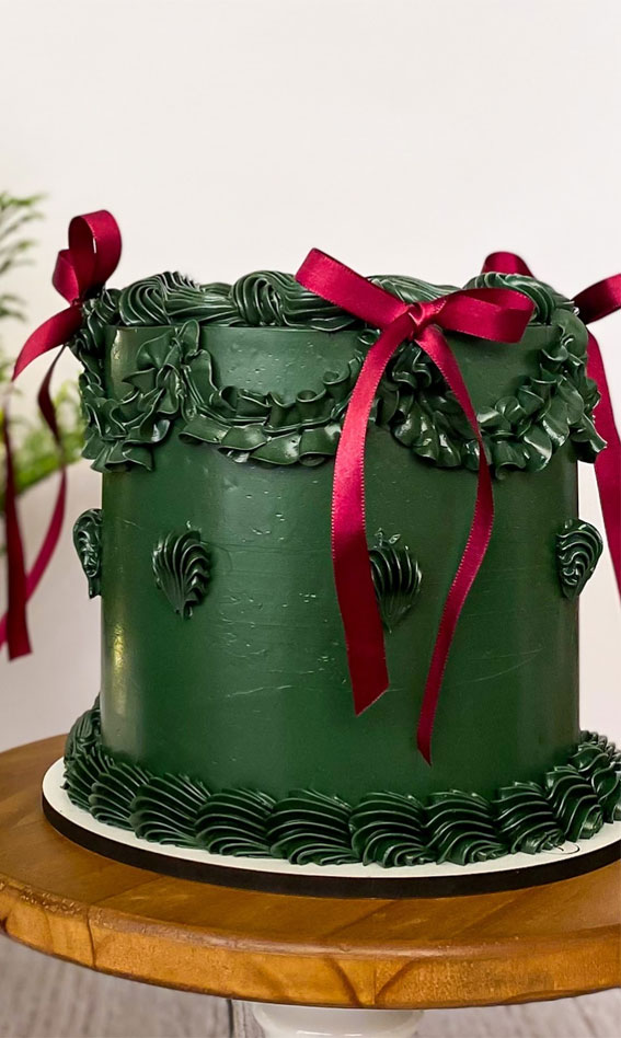 Festive Christmas Cake Delights to Sweeten Your Season : Emerald Green Lambeth Style Cake