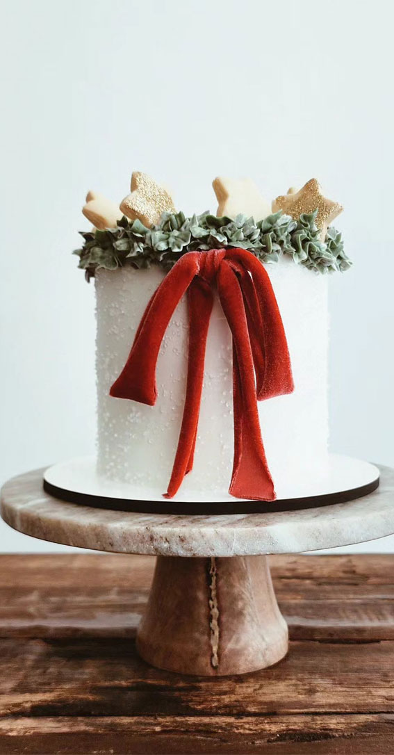 Festive Christmas Cake Delights to Sweeten Your Season : Green Wreath + Red Bow + Star Cookies