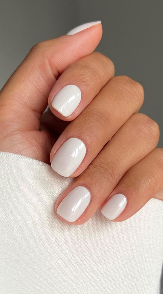 Simple Nail Ideas That’re Perfect for January : Winter White Short Nails