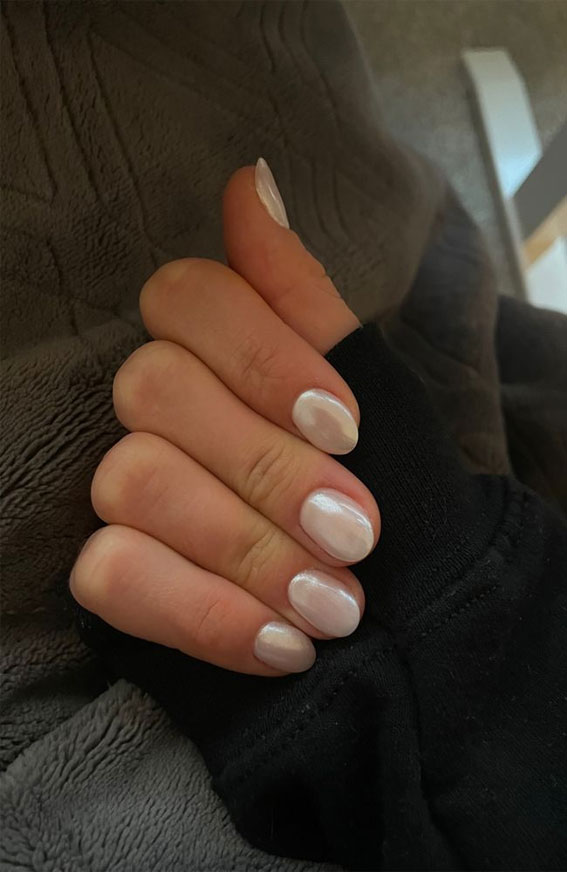 Simple Nail Ideas That’re Perfect for January : Pearl Round-Shaped Short Nails