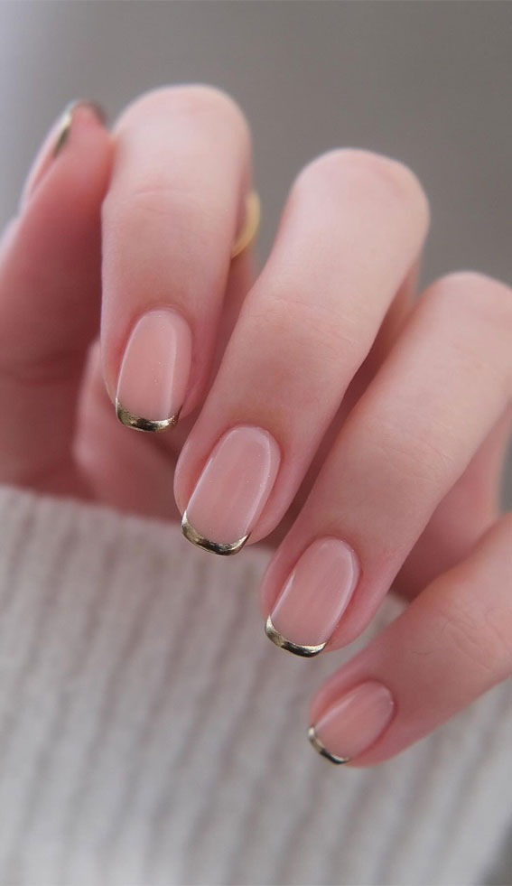 Simple Nail Ideas That’re Perfect For January : Thin Gold Chrome Tips