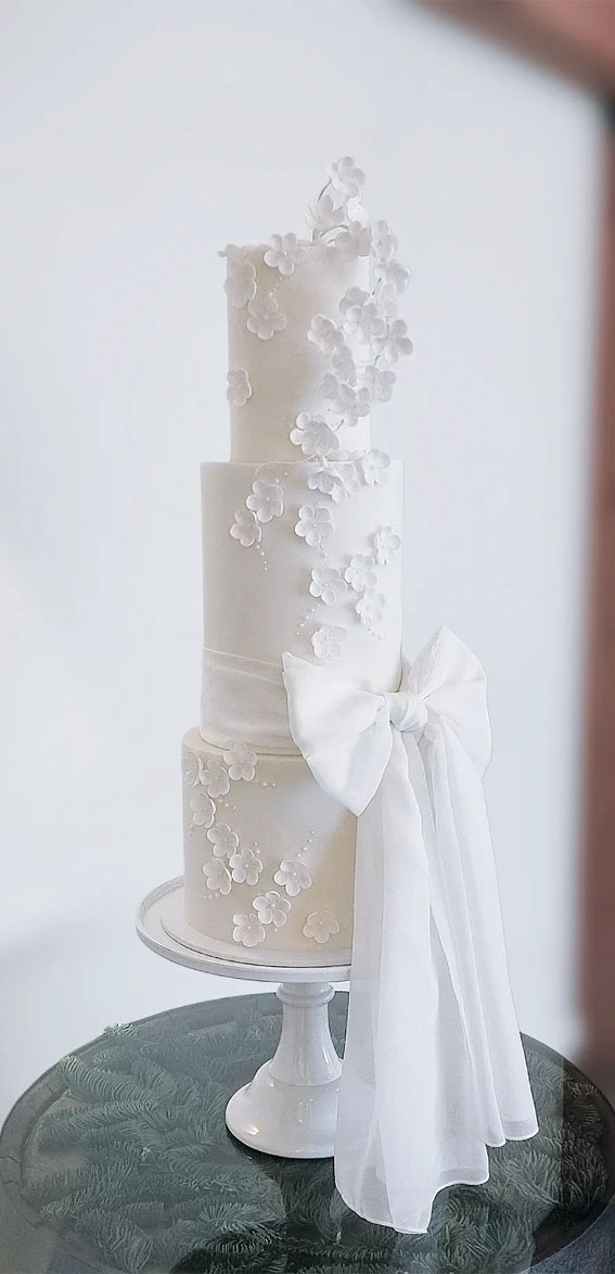 Elegant Bliss Wedding Cake Ideas : Winter Elegance in Three-Tier White Cake