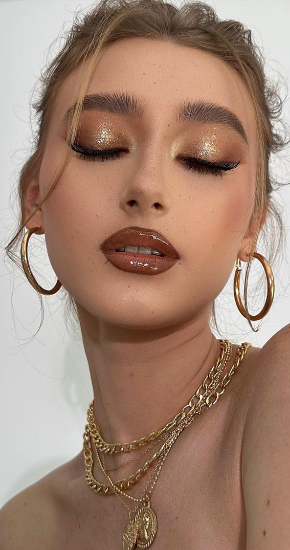 30 Dazzling Makeup Looks for Every Occasion : Candlelit Golden Glow