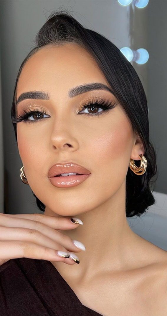 30 Dazzling Makeup Looks for Every Occasion : Glossy Natural Nudes