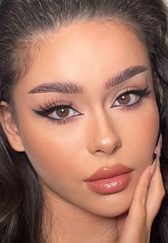 Soft Makeup Inspirations for Special Moments : Soft Winged Glossy Lips
