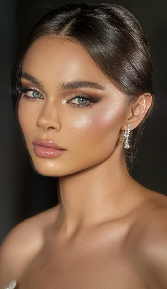 30 Dazzling Makeup Looks for Every Occasion : Soft Glitter Glam