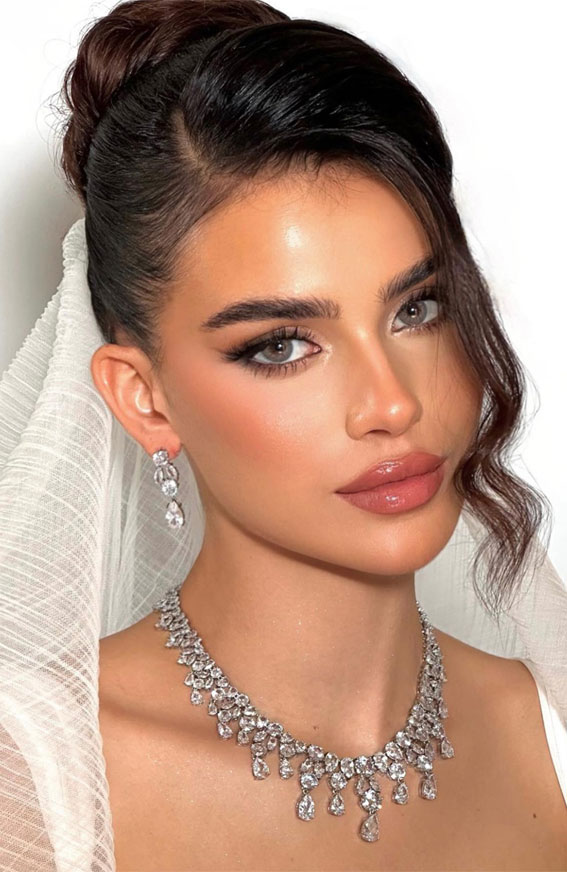 Soft Makeup Inspirations for Special Moments : Vintage Glamour Bride