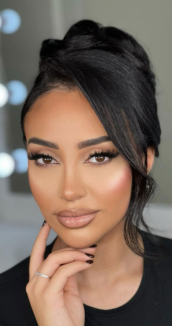 30 Dazzling Makeup Looks for Every Occasion : Soft Glam + 90s Upstyle