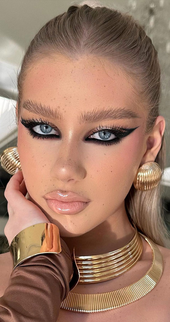 30 Dazzling Makeup Looks for Every Occasion : Graphic Liner Chic Monochrome