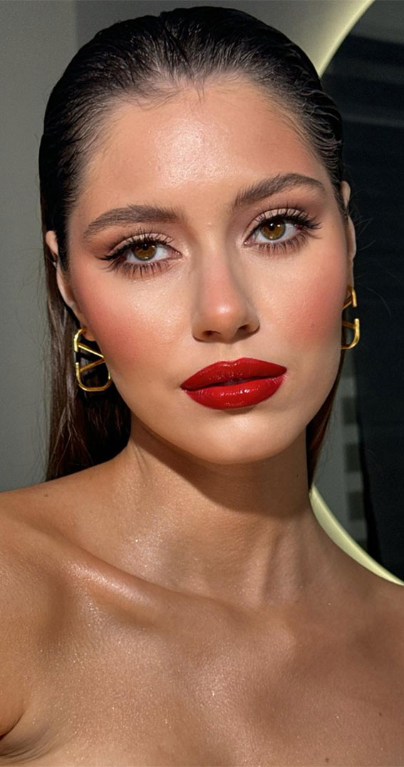 30 Dazzling Makeup Looks for Every Occasion : Classic Chic for Hazel Eyes