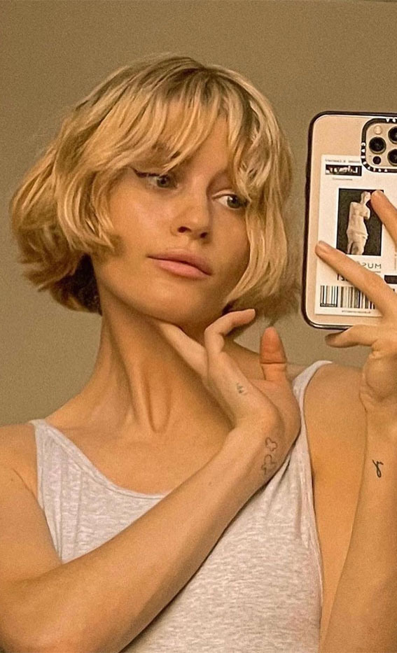 20 Chic Parisian French Bobs : Blonde French Bob with Wavy Bangs