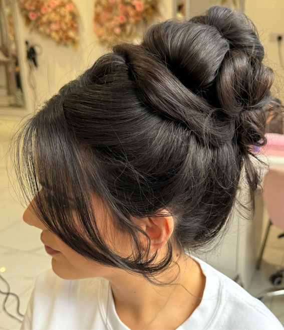 chic updo, hairstyle ideas, wedding hairstyle, 90s vibe updos, wedding updo, updos, trendy updos, bridal hairstyle, bridal updos, messy updo, simple updo, trendy messy updo, wedding hairstyle trends