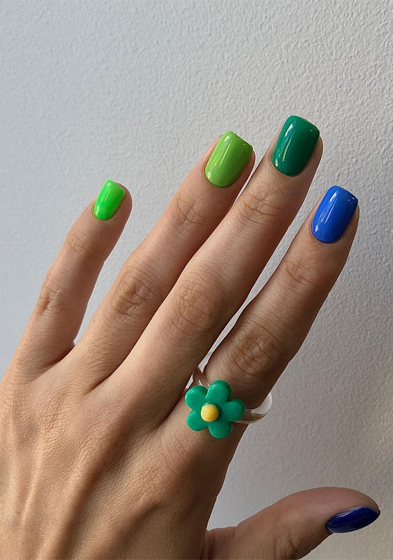 25 Sleek Simplicity Minimalist Nail Inspirations : Gradient Green & Blue Nails