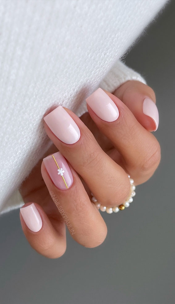 25 Sleek Simplicity Minimalist Nail Inspirations : Chic Nude Pink with Daisy