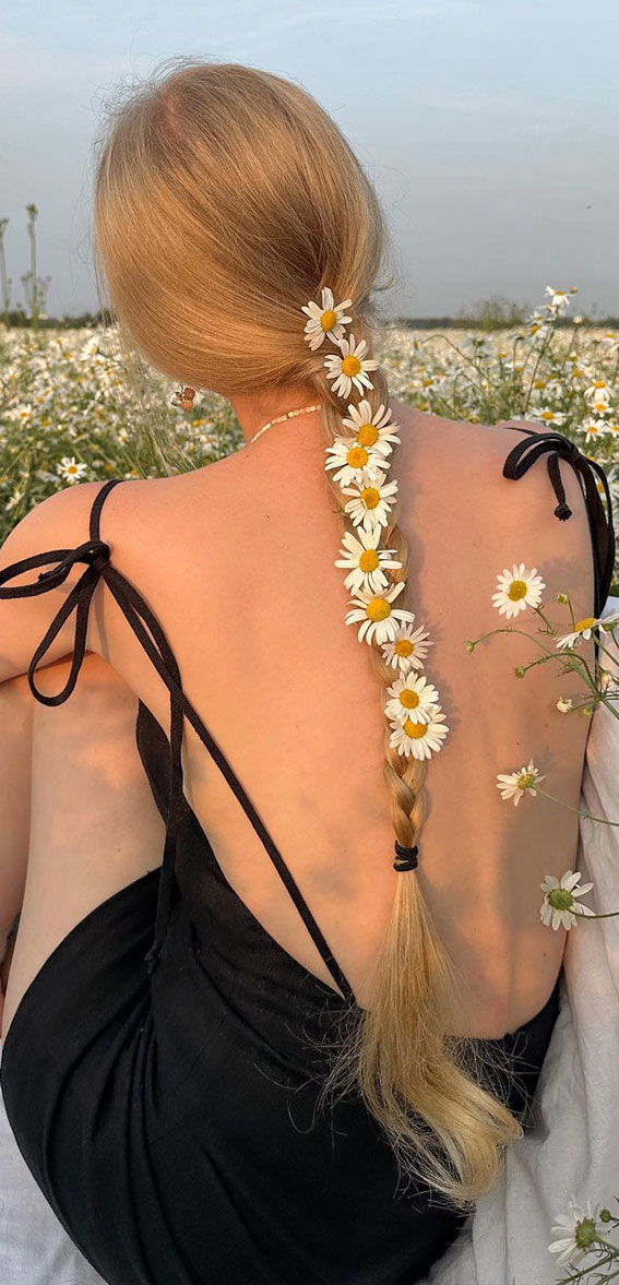 30+Adorable Hairstyles for the Latest Trends : Easy Braid with Daisies