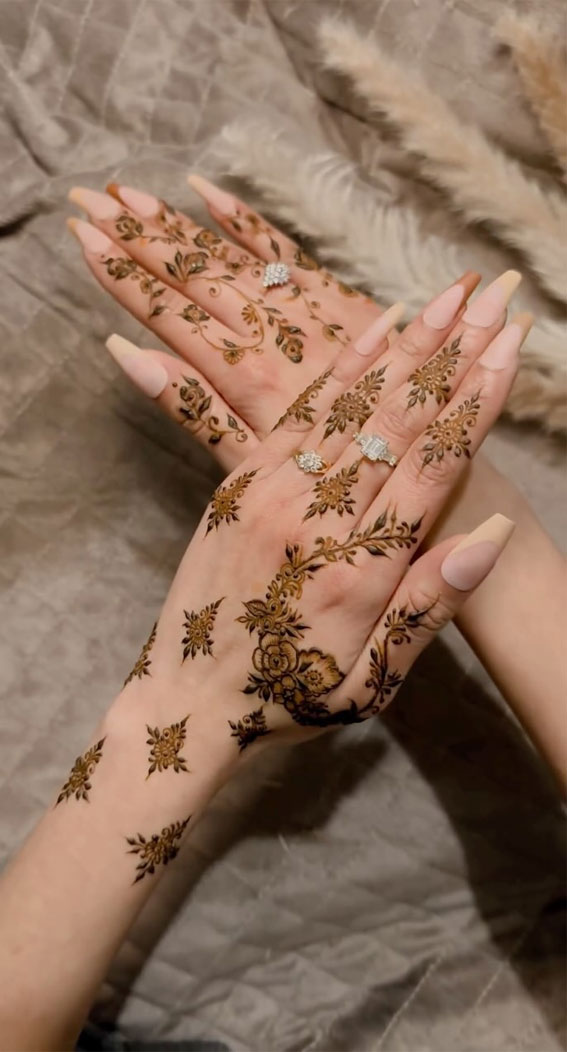 30 Timeless Henna Ideas For Stylish Expressions : Floral Vines + Mandala Pattern Henna