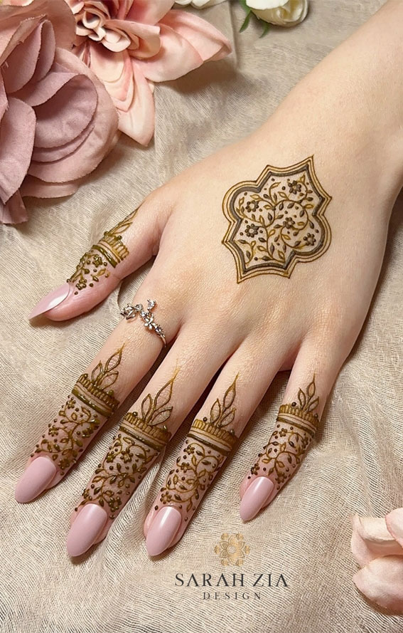 30 Timeless Henna Ideas For Stylish Expressions : Intricate Vines + Middle Motif