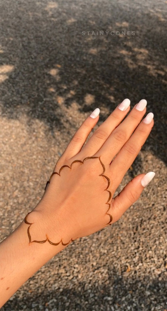 30 Timeless Henna Ideas For Stylish Expressions : Minimalist Scallop Symmetry
